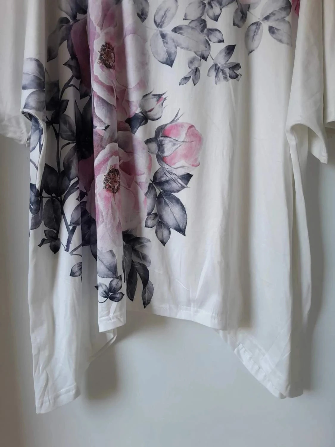 Asymmetrische tuniek, dames, maat 5XL, kleuren wit met roze bloemen – photo 3